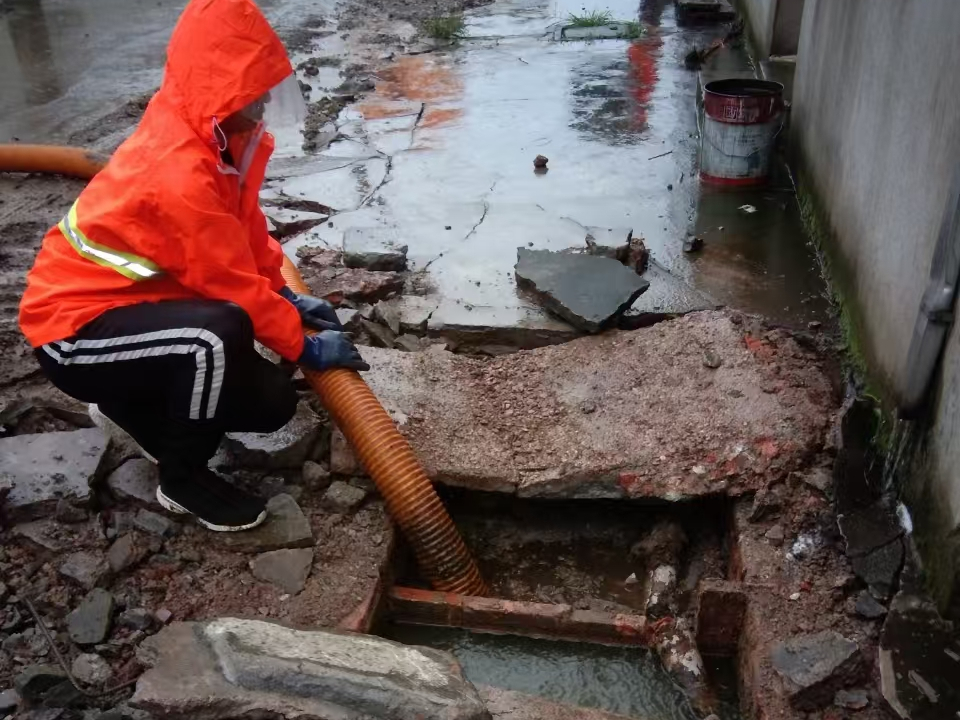 清河专业清理污水池 炜誉市政以规范流程守护城市 “肠道”